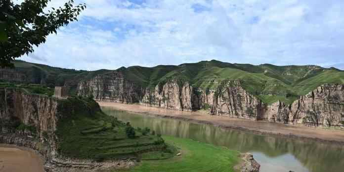  游客在山西与内蒙古交界老牛湾感受壮丽峡谷景观