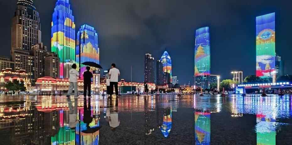  雨后天津海河主题灯光秀现“天空之镜”