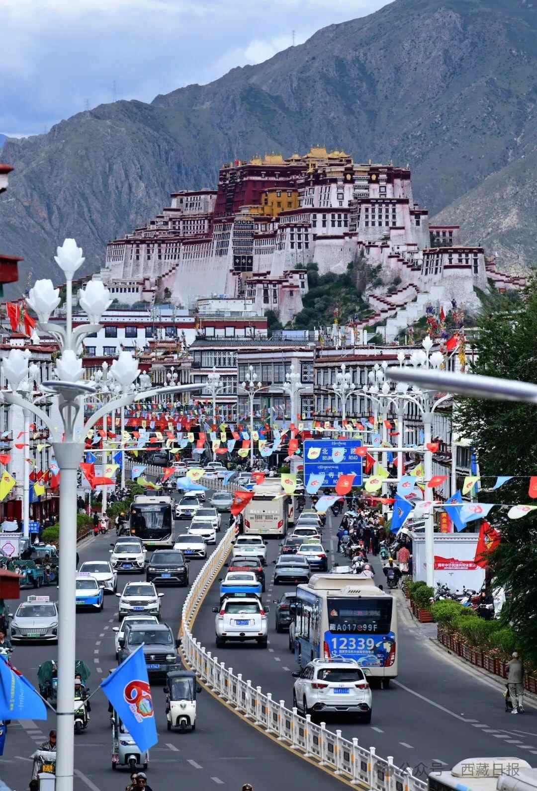 雪地高原上的节日庆祝活动溢出了屏幕！