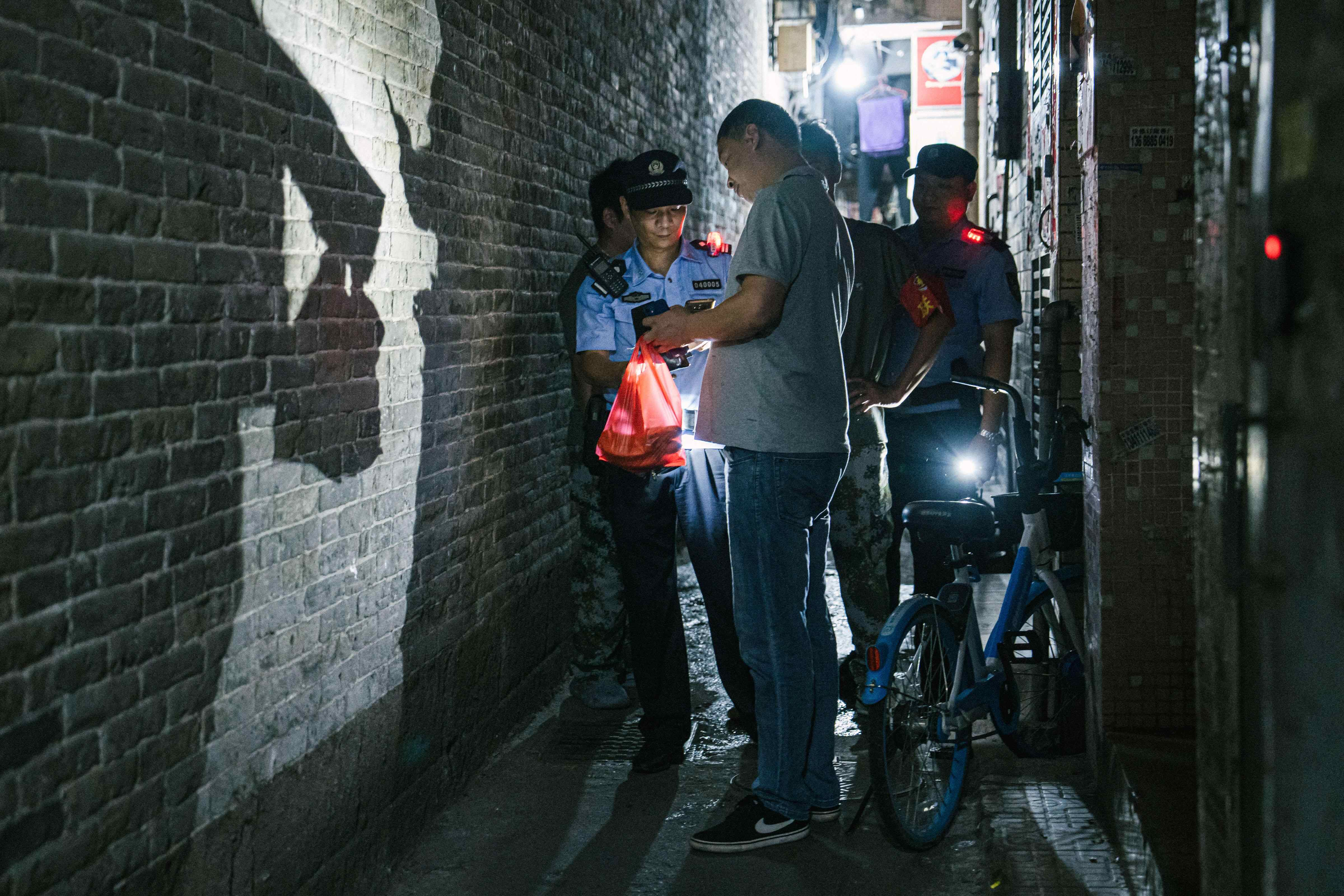 [社交热门讨论]一个人死了，他的押金还剩下7.