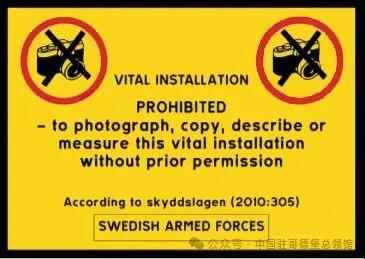 中国学生在瑞典使用手机和翻译标志拍照