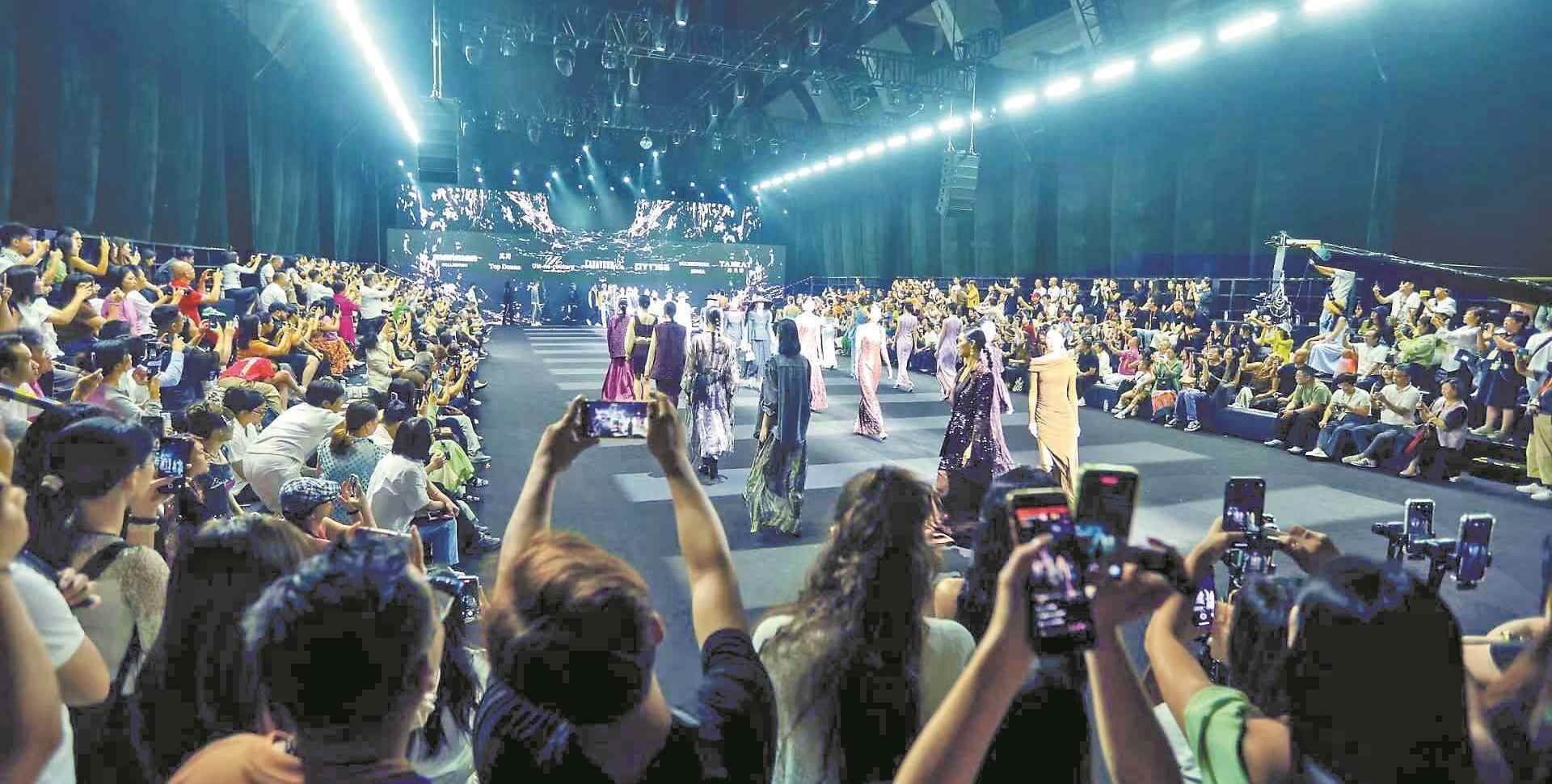  粤港澳大湾区时尚周开幕 时尚秀款可“即秀即买”