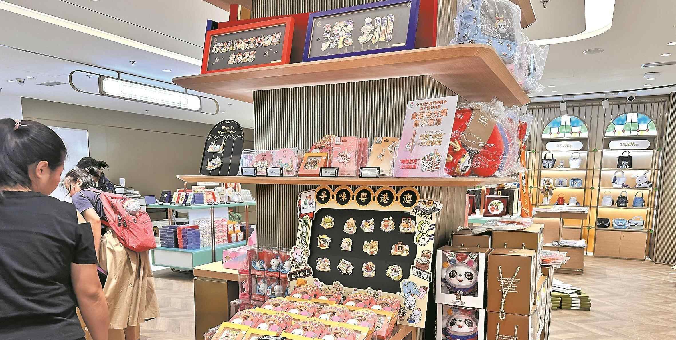  广州深圳市内免税店同日开业迎客 两店各具特色