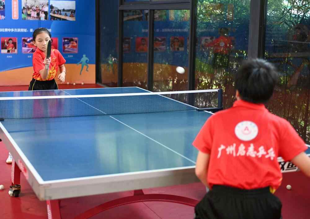 追逐灯｜他用乒乓球“给翅膀”一群孩子