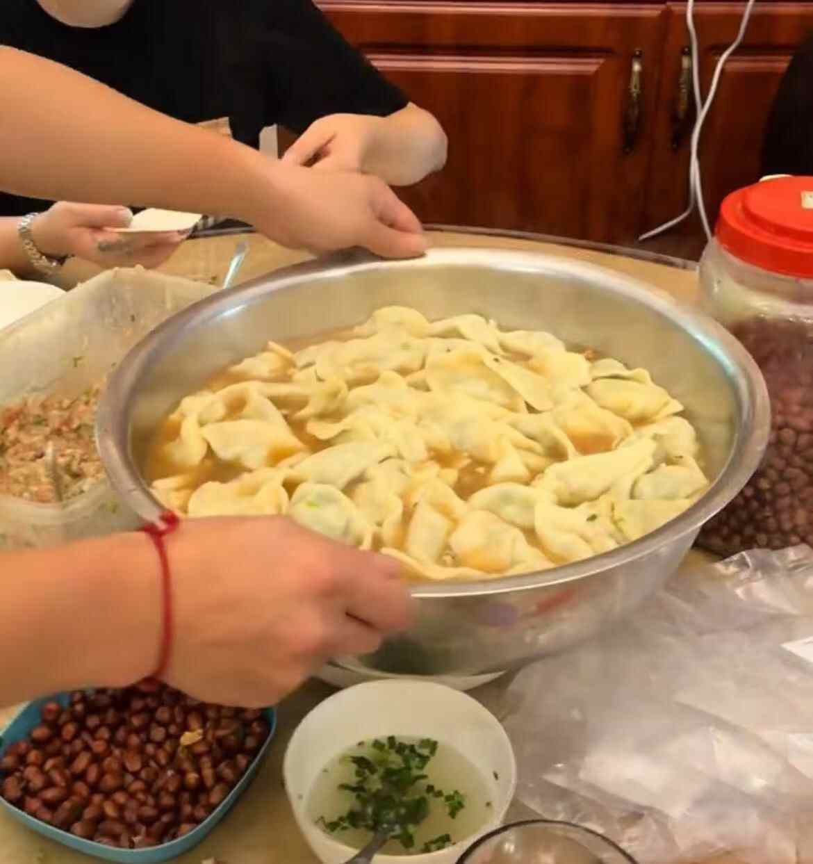 学校开始吃16个侄子，一顿饭吃200饺子！ “宇宙