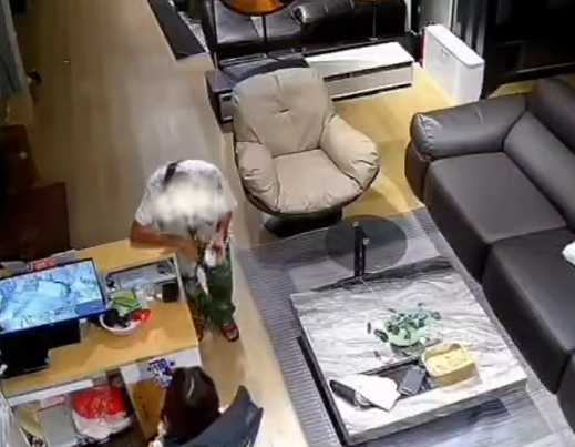 一个70岁的男人在匈奴骚扰并骚扰了一名妇女。由