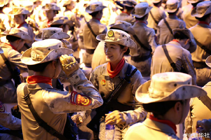 女人不如男人好！他是英雄，英俊，在军事游行