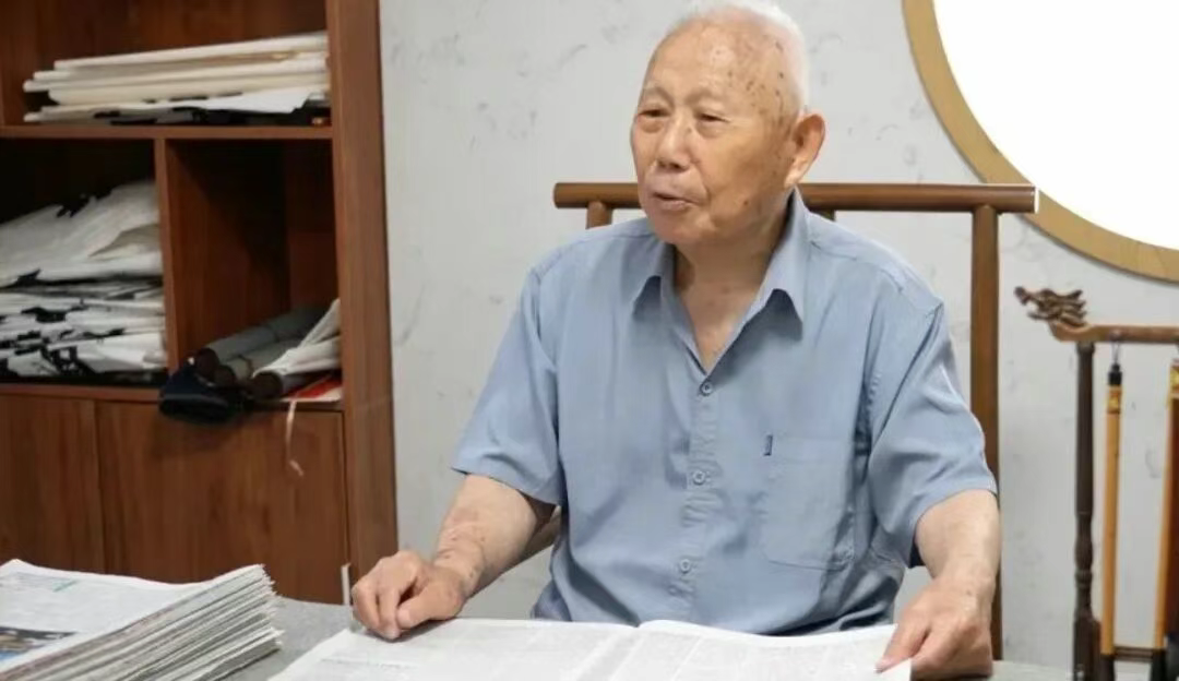 这六名老兵与总秘秘书握手是谁？