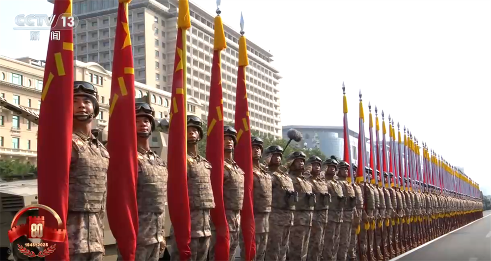 战斗的旗帜在山和河流中闪耀！ 80年的风和雨，