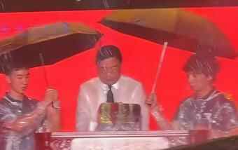 我不能笑了！开幕式突然遇到了大雨，雨中校长