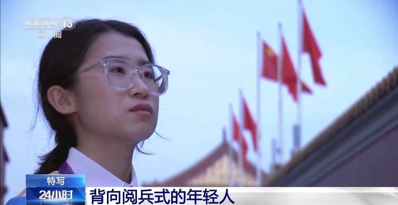 “与祖国同行”与他的后方接近面对军事游行的