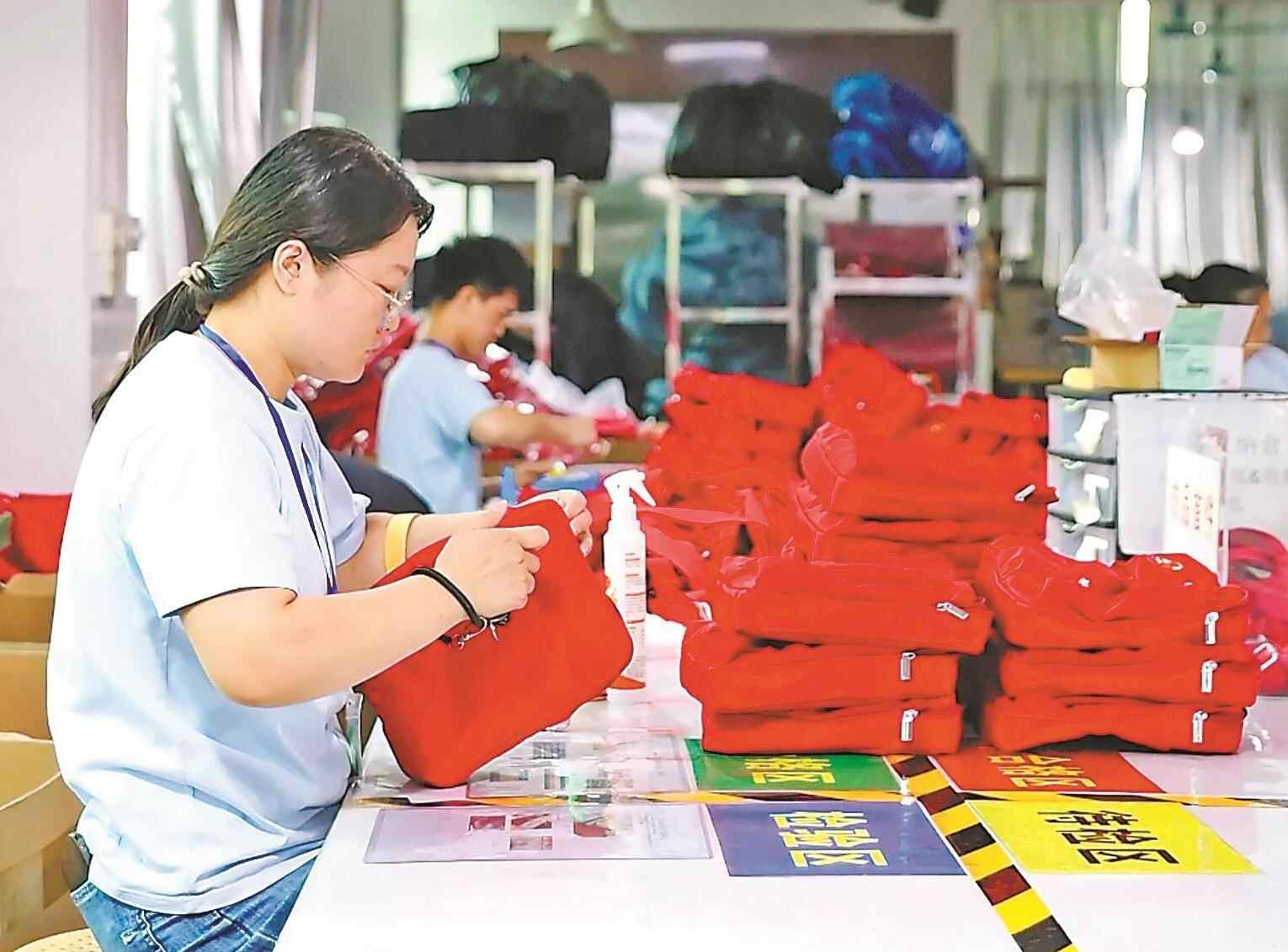 九三阅兵观礼包广州造 花都企业赶制7.5万个产品