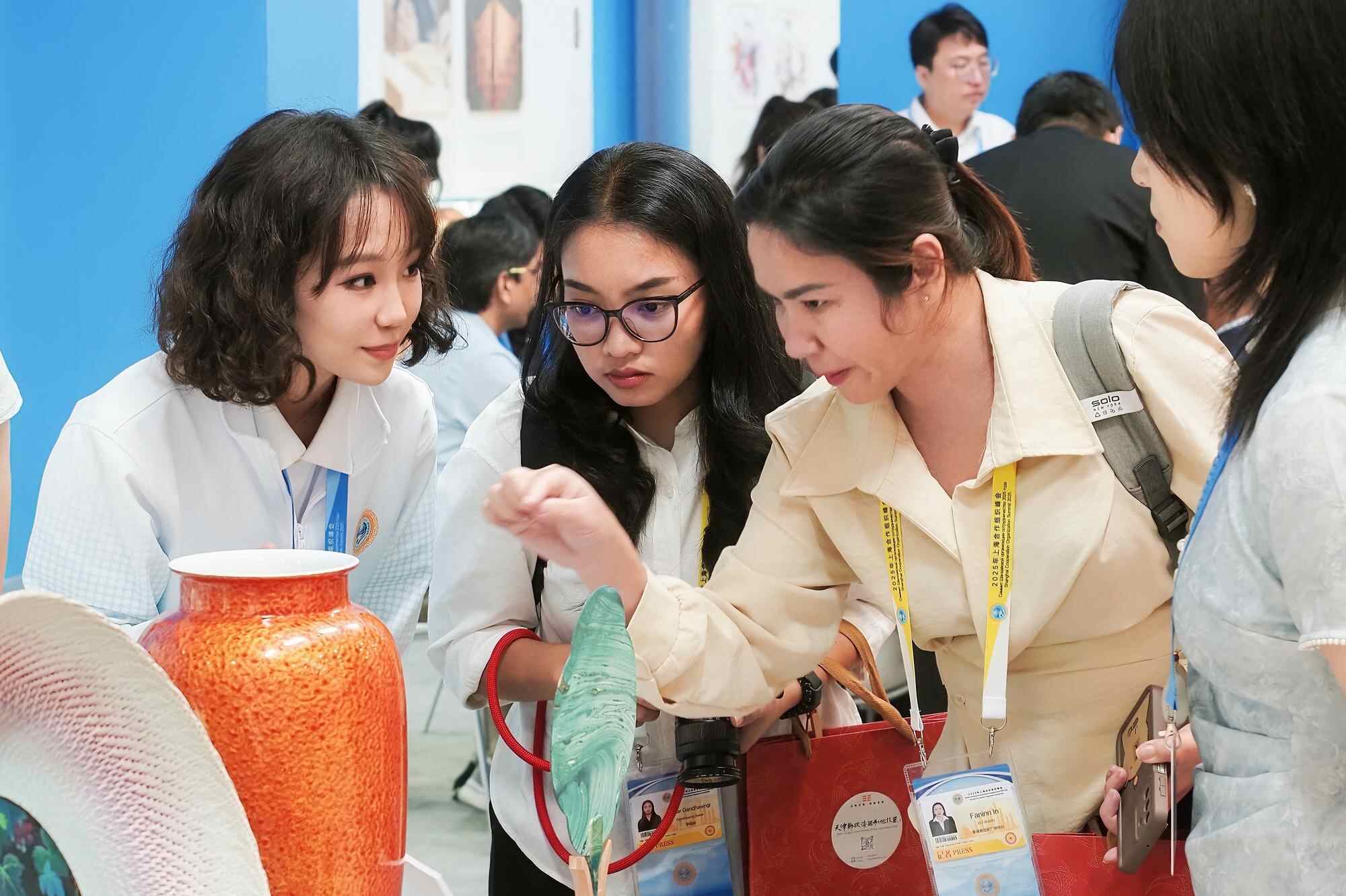 志愿者的一线光线收集到上升的力量，年轻人聚