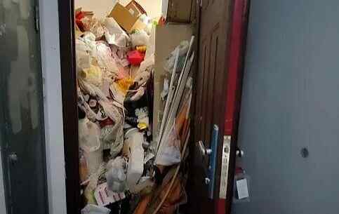 三个套房储存了30吨废物，一旦蟑螂打开门。医生