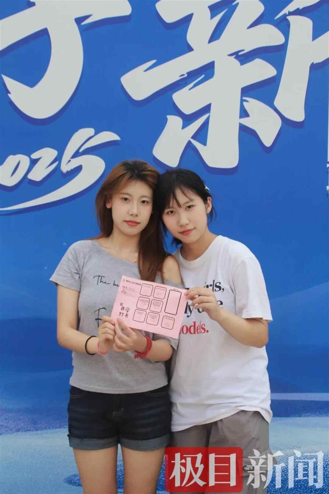 两个同名的女孩“李齐汉”有同一张桌子，同一