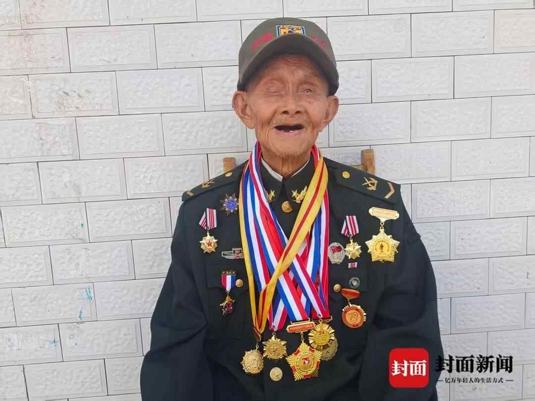 看完游行后，去世的百年士兵今天对他的尸体说