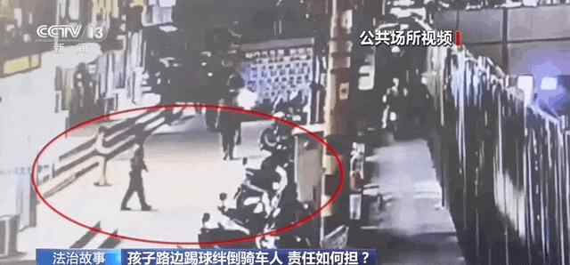 这个男孩在道路上踢足球，遭受了送货员的骨折