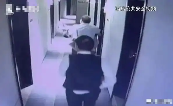 这位女高级主管在商务旅行中受到了老板的性攻