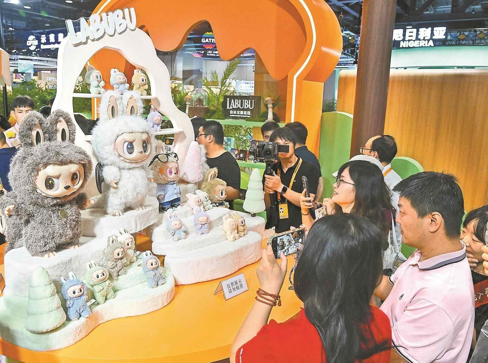 服贸会开幕 广东“机器人天团”大秀“数智”实力