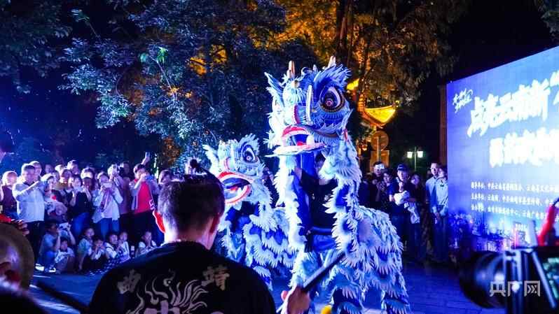 在烟花中看到活力，晚间经济照亮了新的城市机