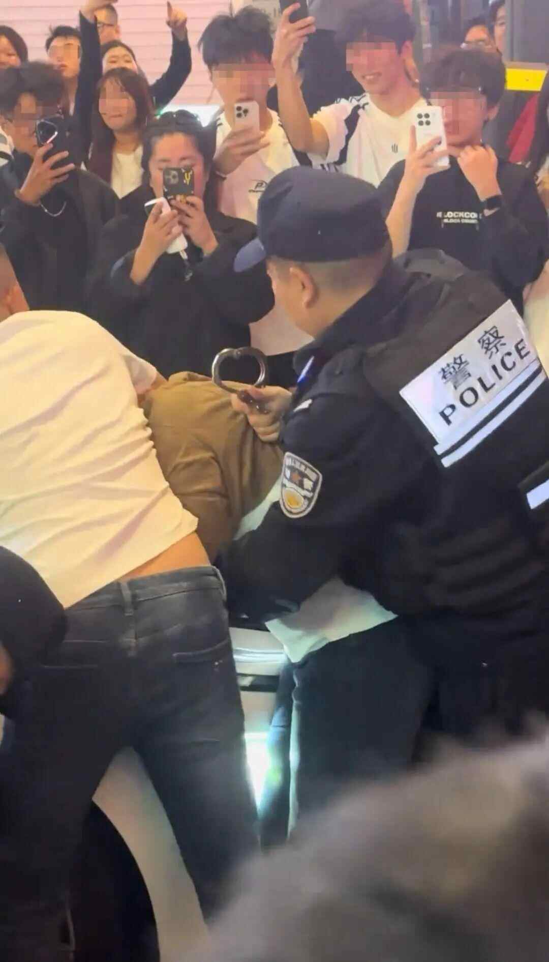 两名年轻妇女被戴上手铐到城镇地区，吸引了路