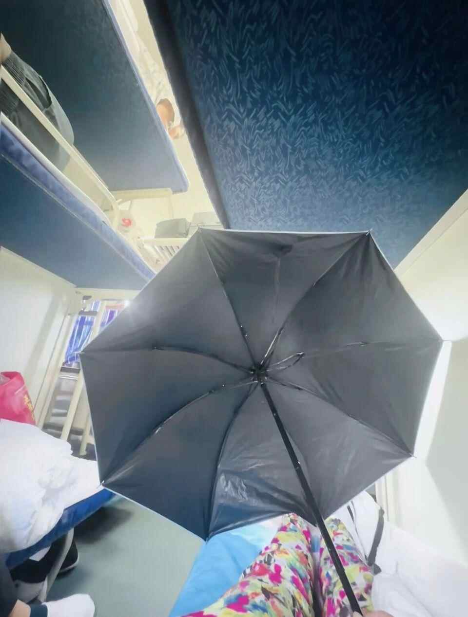 12306回应拿着雨伞的睡眠乘客以掩盖其隐私：不是