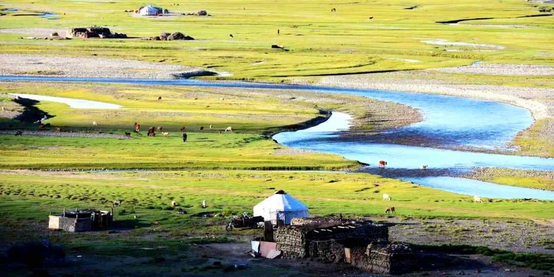 新疆塔什库根县：湿地观看高原吉康山，撰写了