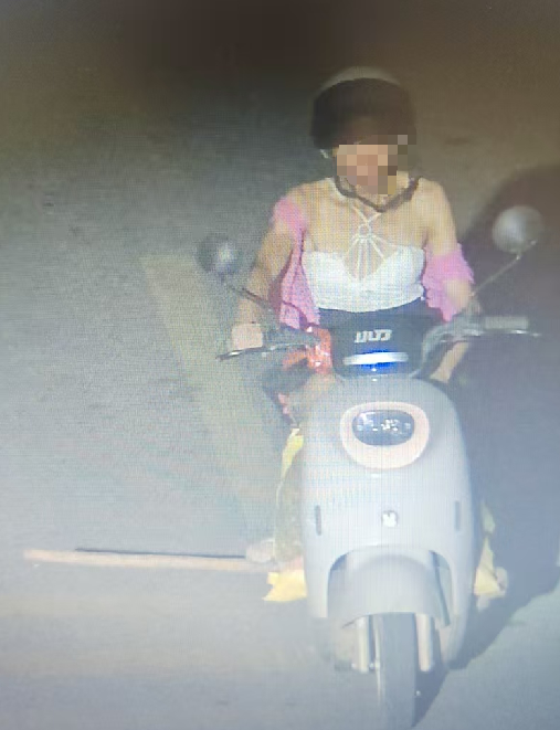 一名35岁的男子在深夜穿着女装，偷走了380公斤的