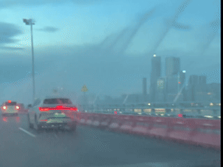 深圳一条高速公路上遇到了一个“喷泉”。与