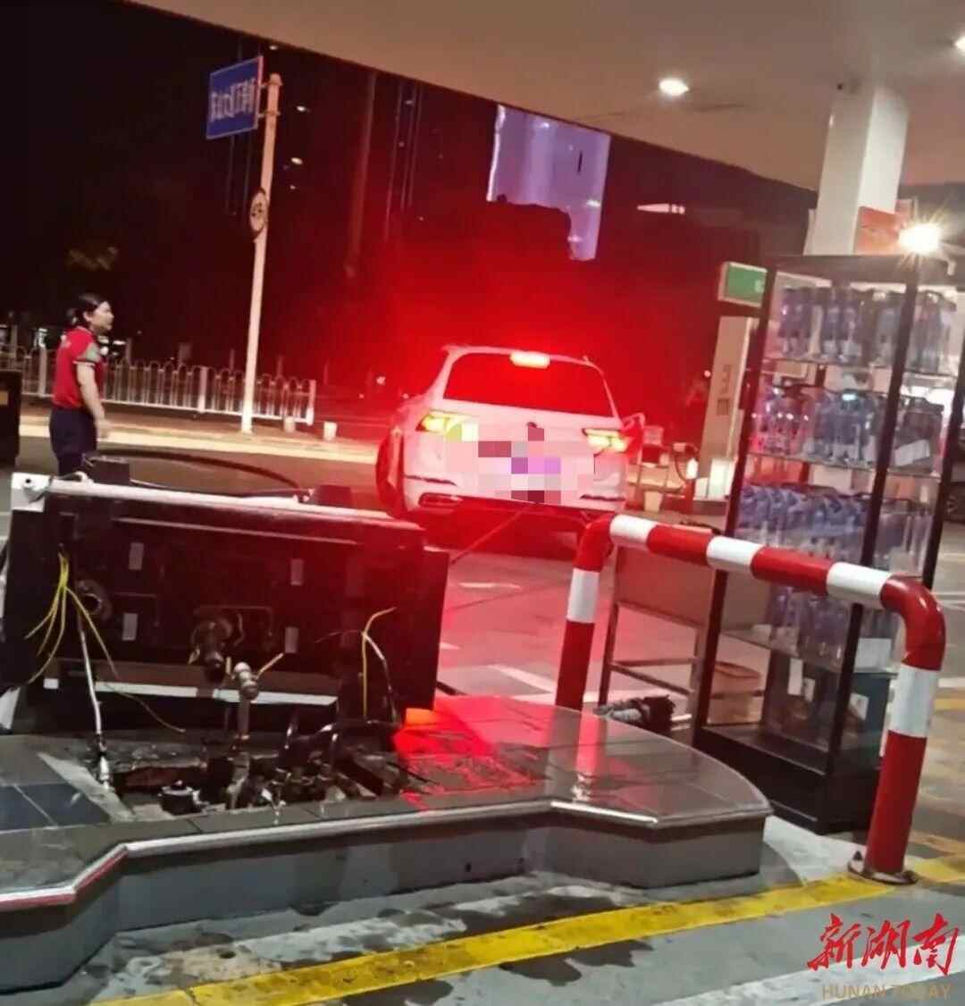 一个错误的警报！主人忘了拉动燃气枪，开车出