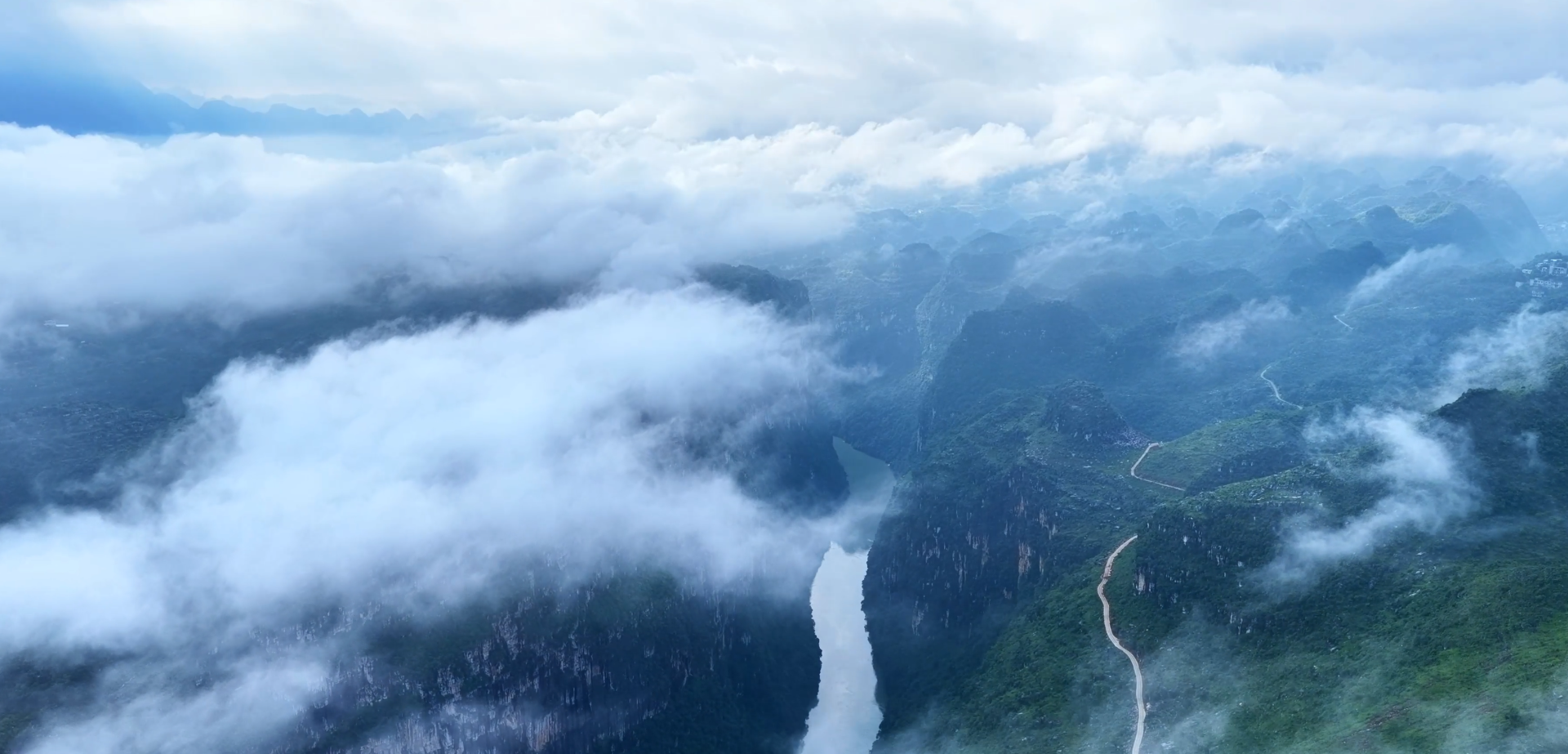 请参阅Huajiang River的“桥” | Huajiang Canyon桥：云与