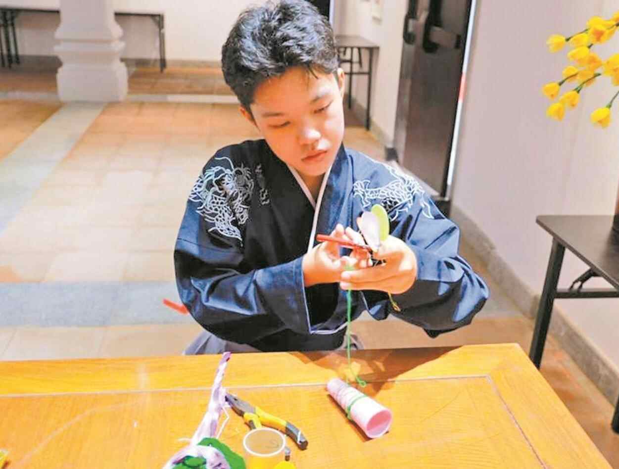 探访“10后”乞巧小传人：马面裙少年的“丝袜花”