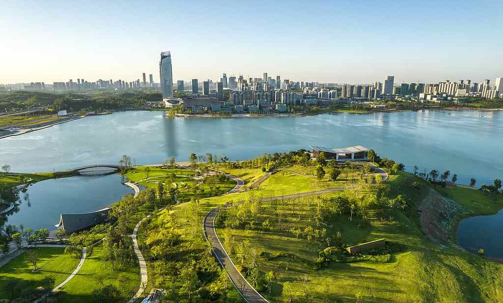 这里有蓝天，晴朗的水和绿色的山脉！我 - 共同