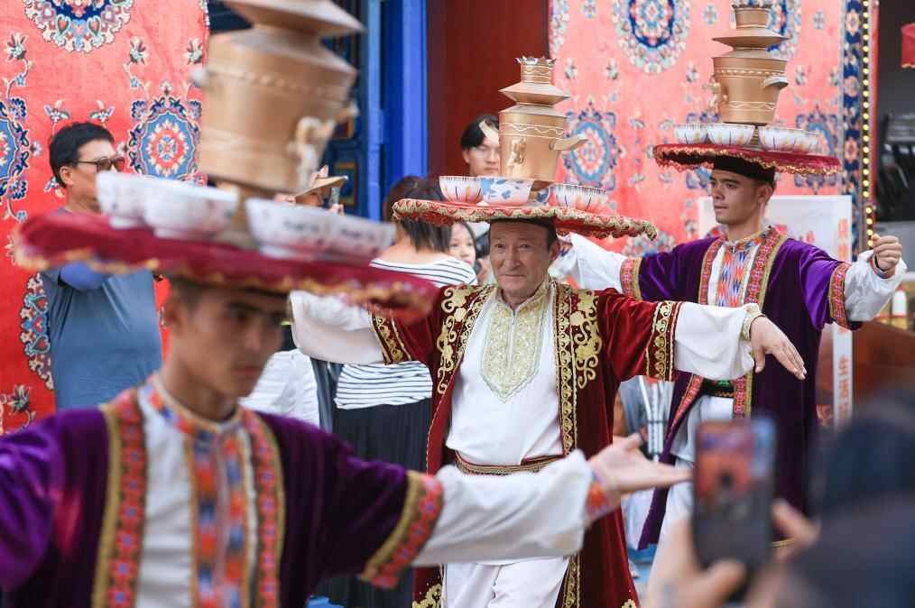 七十年来的努力和发展，田山山创建了一篇精彩