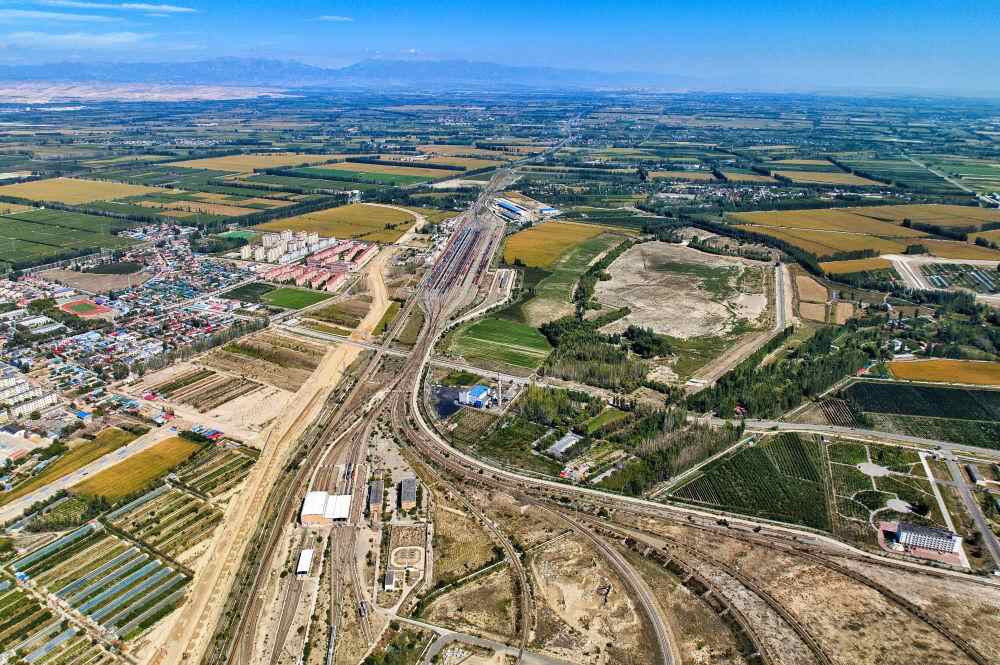 巨型钢龙在Tinshan山脉的北部和南部疾驰而来 - 提