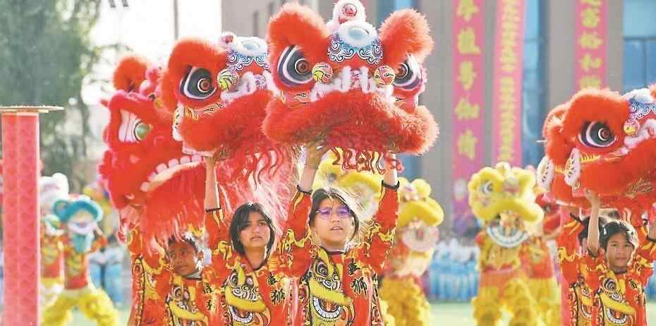  英歌起、醒狮跃、广绣传……岭南非遗跨越山海在新疆“开花”