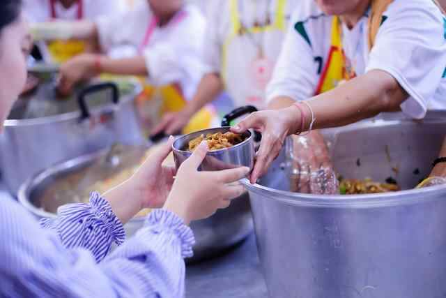 父母不跟他们说话，所以他们的孩子会在学校吃