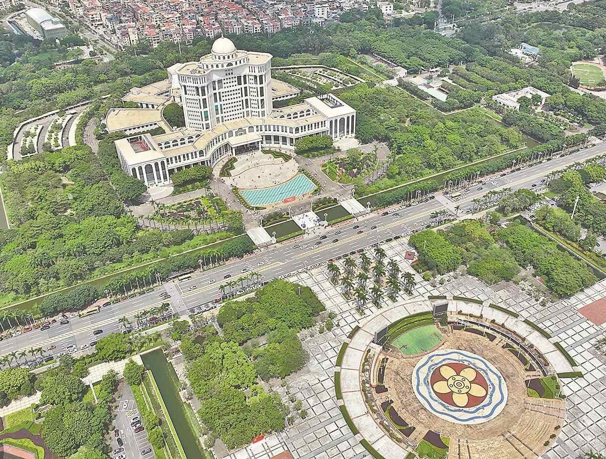 “公家”停车位假期免费开放首日 游客“慕名而来”