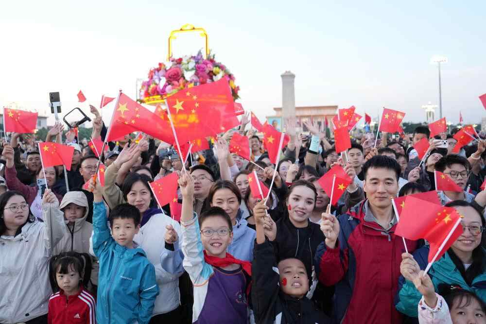 来自全国各地的世界各地，这个红色中国人是我