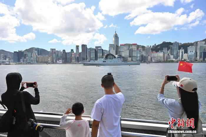 香港的人们与台湾海峡两侧的海军83舰队告别，未