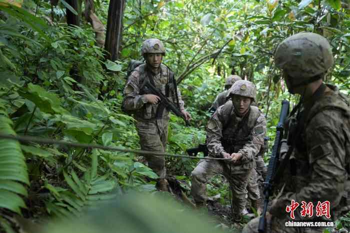 诚实地看着雪山的顶部：西藏边境防御军官和士