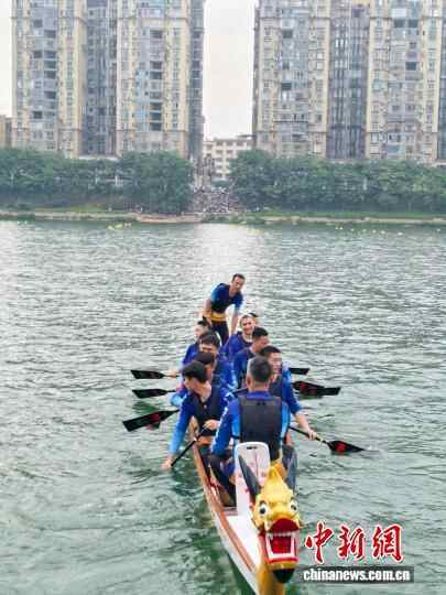 哈萨克斯坦青年和龙艇之间的“不愿透露姓名的