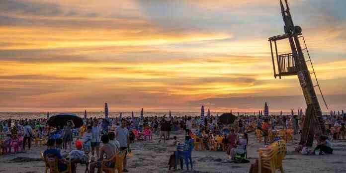  广西北海游人如织 游客乐享惬意晚霞