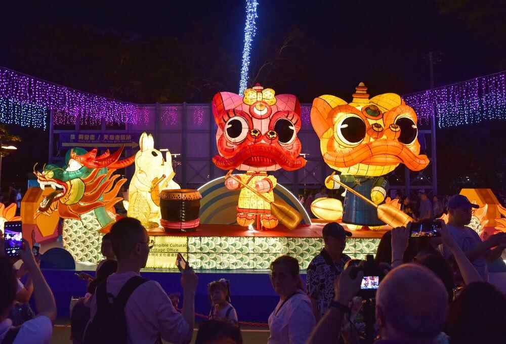 特写：灯光闪耀，聚会是强壮的香港，将举行灯