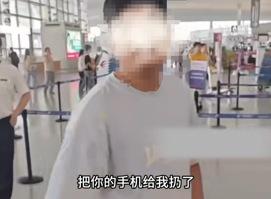 当一名乘客试图阻止他跳入机场排队时，他被打