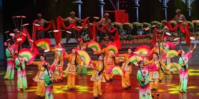  民族杂技剧《追随》在贵州遵义首演