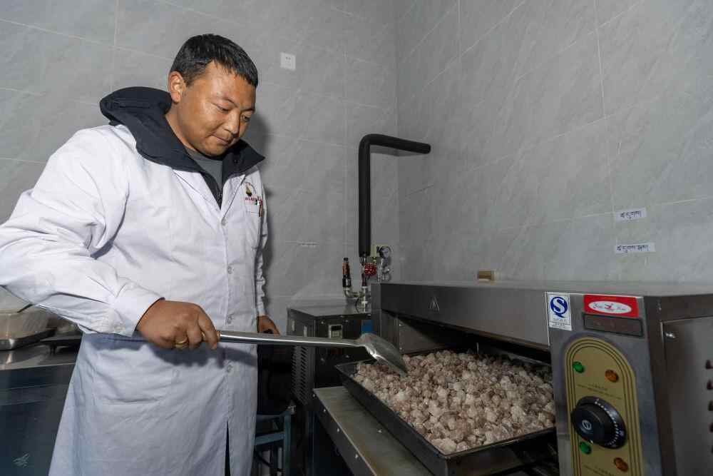 从一滴药浴到34亿元产值：传统藏医药走进现代生