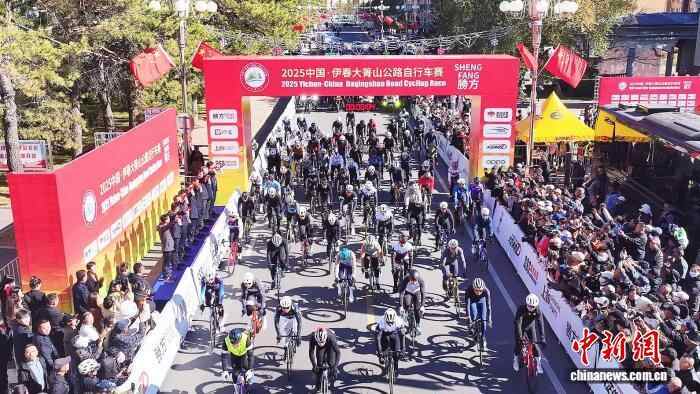 中国伊春大青山公路自行车赛开赛 300人骑行白山