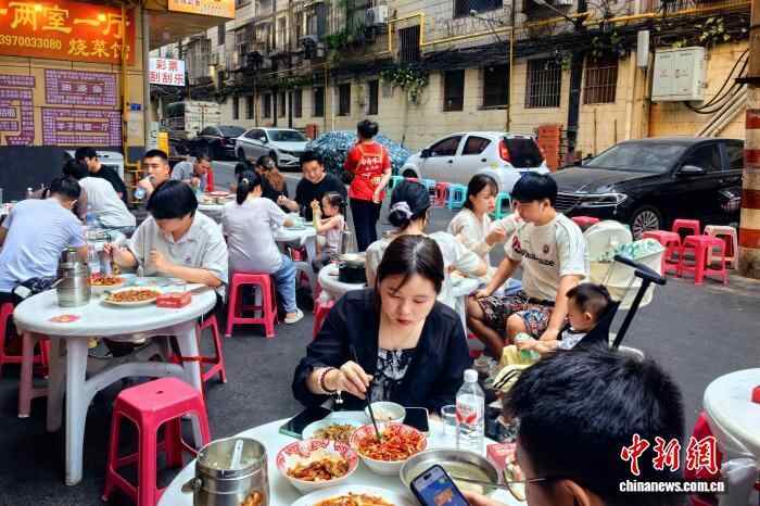 年轻人喜欢城市“烟火”，街头小店获得新活力