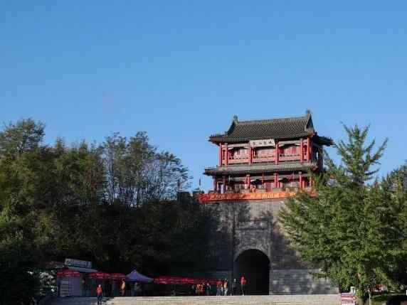  丹东虎山长城吸引游客